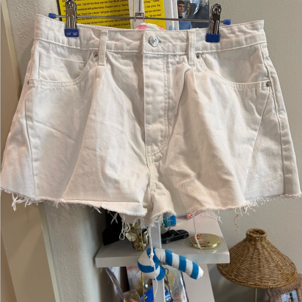 F21 White Front Pleat Denim Shorts